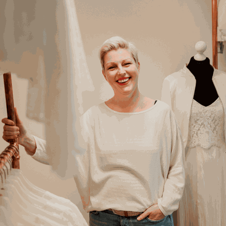 Brautmode Designerin Rike Winterberg im Atelier von elementar Brautmode - Leidenschaft für nachhaltige Brautkleider zur Miete