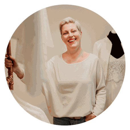 ch bin Rike Winterberg, Modedesignerin und Gründerin von elementar Brautkleider in Hannover. Seit 2005 entwerfe ich nachhaltige, wandelbare Brautmode, Meine Kleider entstehen aus natürlichen oder recycelten Materialien, in liebevoller Handarbeit