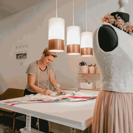 Einblick ins Atelier von Elementar Brautmode in Hannover. Hier entstehen nachhaltige Brautkleider aus natürlichen Stoffen wie Bio-Baumwolle, Tencel und Hanf – fair produziert und individuell gefertigt.