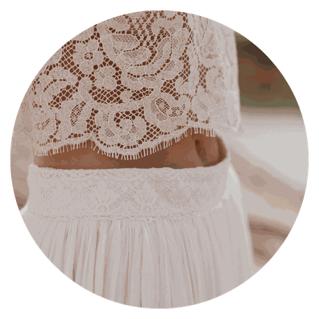 🌸 Wie finde ich ein Brautkleid aus Naturmaterialien mit Spitze?   Du suchst ein Brautkleid, das natürliche Materialien mit zarter Spitze vereint? Dann bist du bei elementar Brautmode genau richtig. 