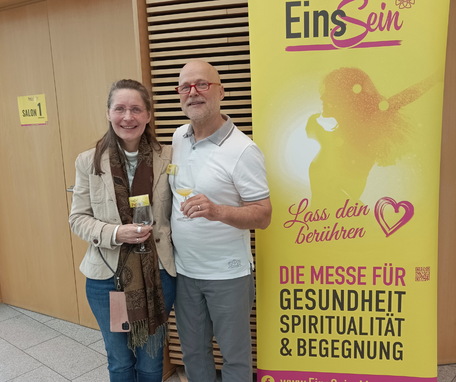 Petra und Peter Schütz/ Veranstalter der EinsSeinmesse vor dem Ernstklusensaal während der Messe