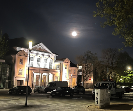 Festhalle Viersen bei Nacht mit Vollmond nach der EinsSeinmesse
