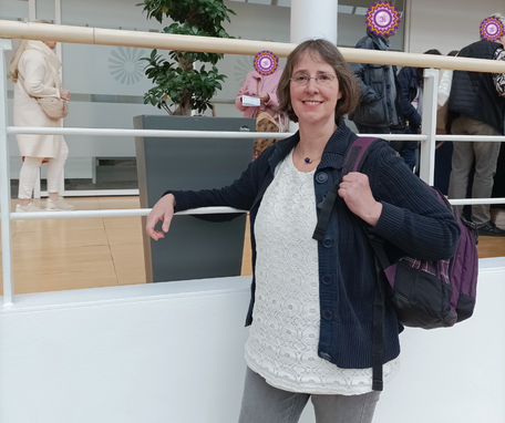 Ina Paulus lehnt am Treppengeländer bei der Esotherikmesse Gelsenkirchen