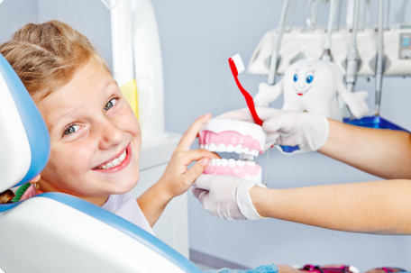 Junges Mädchen beim Zahnarzt