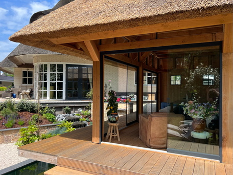 Douglas hout tuinhuis met riet veranda buitenverblijf overkapping tuin Wassenaar Den Haag Wateringen Westland Rotterdam Zoetermeer Maassluis Hellevoetsluis