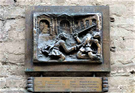 Romeo und Julia Italien: Relief am Palazzo Carlotti
