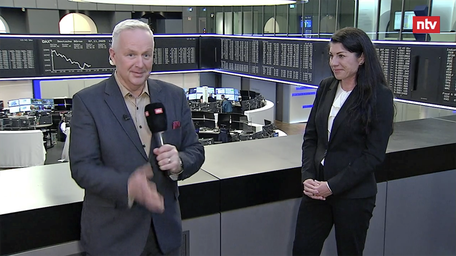 Frank Meyer Moderator von ntv an der Börse Frankfurt im Gespräch mit Finanzberaterin Melanie Schneider von Eloquent Invest
