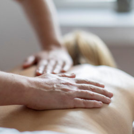 Nahaufnahme der Hände bei einer Massage