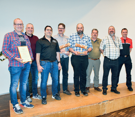 Die Geehrten der GV 2023 (von links) Christian Heinzer (20 Jahre), Stefan Dettling (25 Jahre), Christian Roos, Ivo Schwager (je 30 Jahre), Simon Kälin (33 Jahre), Thomas Anderes (35 Jahre), Christian Zehnder (40 Jahre), und Kommandant Marcel Zehnder