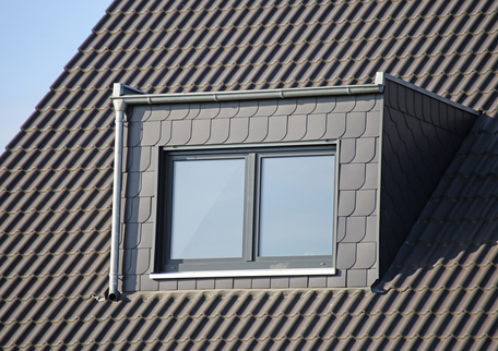 Ästhetische Fassadenverkleidung aus Metallpaneelen für modernen Gebäudeschutz und Design.