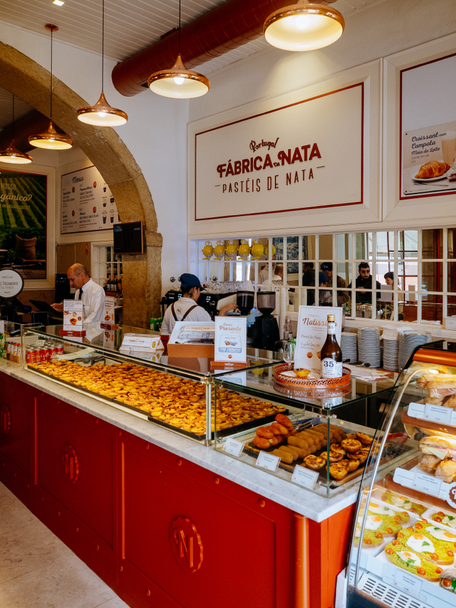 Fábrica da nata shop with its countless pastéis de data