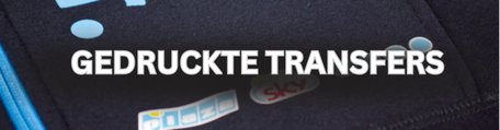 Nahaufnahme eines schwarzen Stoffes mit aufgebrachtem Siebdruck-Transfermotiv in Blau, Weiß, Gelb und Rot, mit der Überschrift "Gedruckte Transfers".