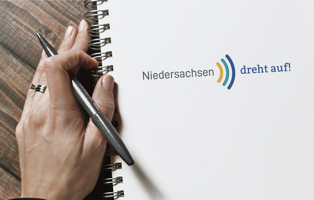 MWK Niedersachsen – Logo „Niedersachsen dreht auf!“ – klar positioniert und öffentlichkeitswirksam umgesetzt.