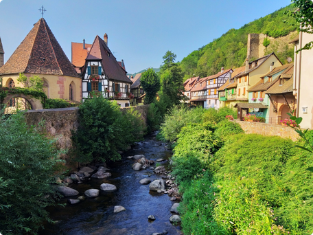 Vista del río Weiss en Kaysersberg durante un tour privado en Alsacia