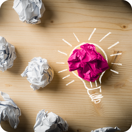 Papierkugeln als Symbol für neue Ideen