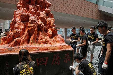 Aktivister i Hongkong opstiller mindesmærke for de dræbte ved Tiananmen