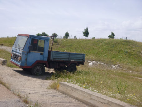 Autowrack auf dem Weg nach Aritzo