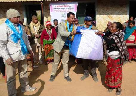 Prawhakar Maharzan, Dr. Rabindra  (Ulyalo Nepal) submit "blankets" (Fotos: am)