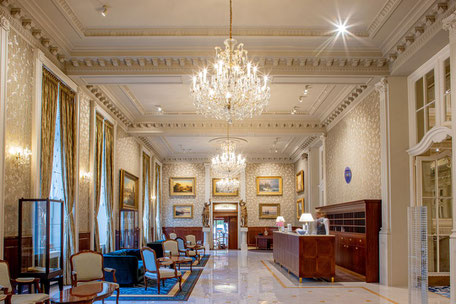 Eleganter Empfangsbereich im Grandhotel Pupp