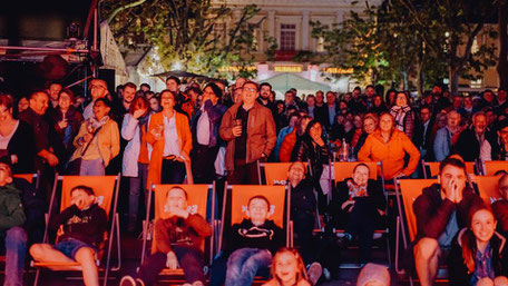 In der Lounge auf dem Schlossplatz: Die erste Reihe vor der Open-Air-Bühne mit den roten Liegenstühle ist begehrt.