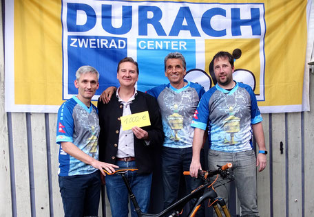 Biketeufel übergeben 1000 Euro an den TSV Kleinweiler-Hofen, v.l. Michael Kresser, Roland Albrecht - einer TSV-Vorstände, Dietmar Kalbrecht und Alexander Ihler