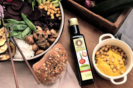 Bowl mit frischen Zutaten und Röstzwiebelöl aus der Naturmühle