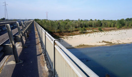 nur ein schmaler Pfad führt auf der Brücke über den Po