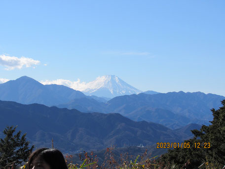 自然観察：雪を纏い雲をたなびかせる神々しい山容の富士山