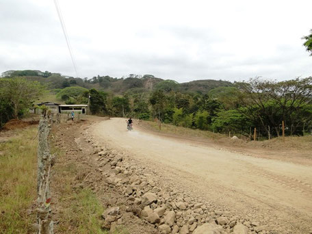 Vía rural Estero Seco - Membrillo, en el Cantón Pichincha de la provincia de Manabí, Ecuador.