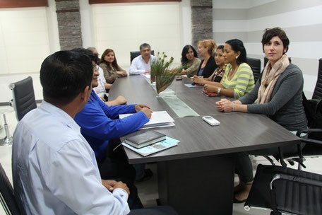 Funcionarios de la Secretaría Nacional de Gestión de Riesgos y una representante de USAID visitan al alcalde Manta, Ecuador.