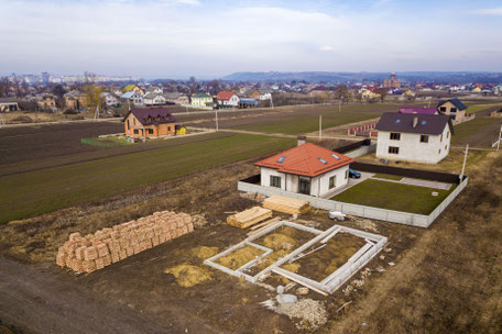 Bauland ist sehr begehrt und es gibt viele verschiedene Wege das passende Grundstück zu finden.