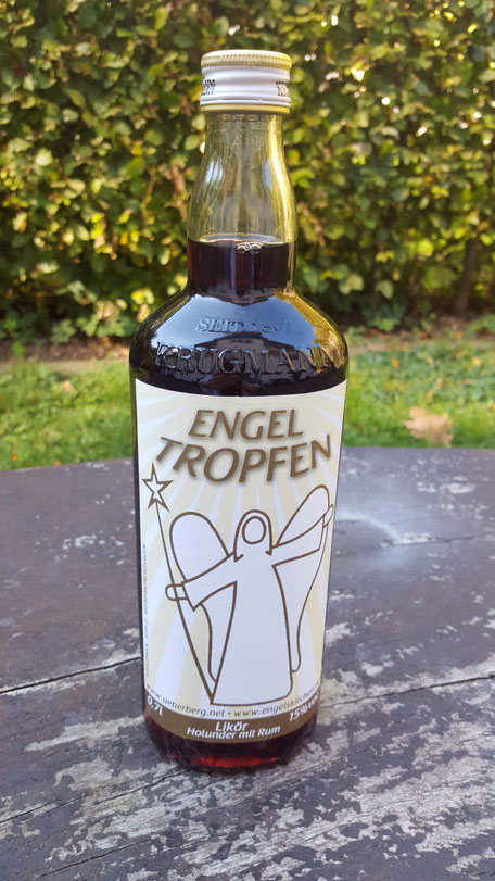 Eine Flasche mit Engeltropfen, einem Likör aus Rum und Holunderbeeren