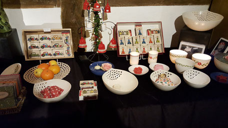 Schalen und Teller auf dem Weihnachtsmarkt in der Heimatstube Menden