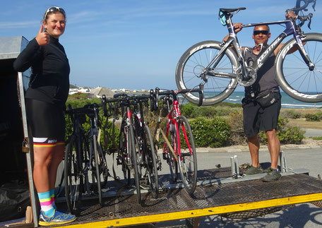 Der Begleitbus transportiert Nicht-Radfahrer und Sportgeräte während der Radreise durch Südafrika