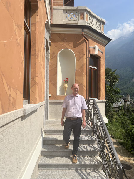 Mein Neffe Dante Genoni steigt die Treppe seines frisch renovierten Bed&Breakfast hinab.