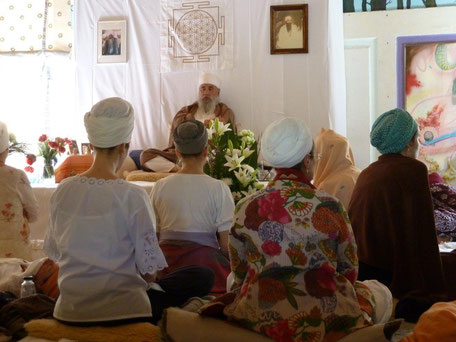 Guru Dev Singh und Sangat beim Surhjee