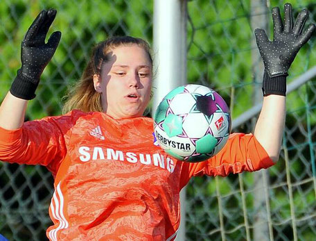 Hände hoch: Hannah Lachmann darf sich in den kommenden beiden Spielen im Tor des TuS Viktoria Großenenglis beweisen. Foto: Pressebilder Hahn