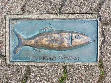 Bild: Bronzener Hering im Pflaster von Kappeln