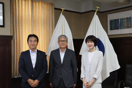 写真 左 かつらぎ町 中阪町長 中 和歌山県 宮崎知事 右 山内理事長