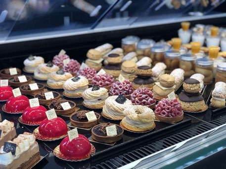 Préparation de gâteaux chez Ma Boulangerie Café