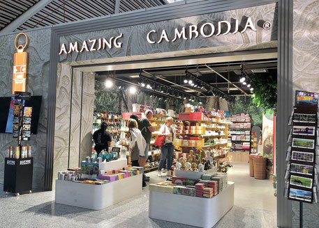BAL'sのエコバッグなどを販売中のAmazing Cambodiaシェムリアップ空港店(2024年3月)