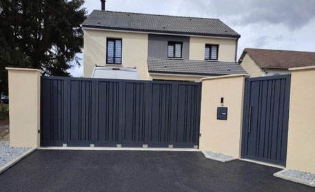 Portail sectionnel latéral aluminium installé à Bernes-sur-Oise (95) par Aluminios Faustino France