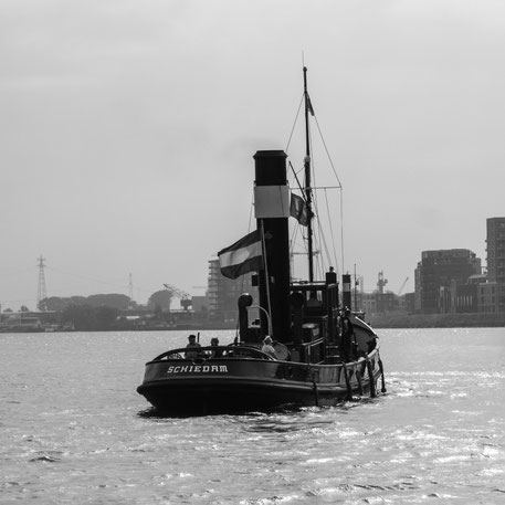 Juni: Black & White, Tugboat