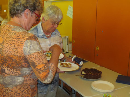 Kuchen, Häppchen, Gedankenaustausch