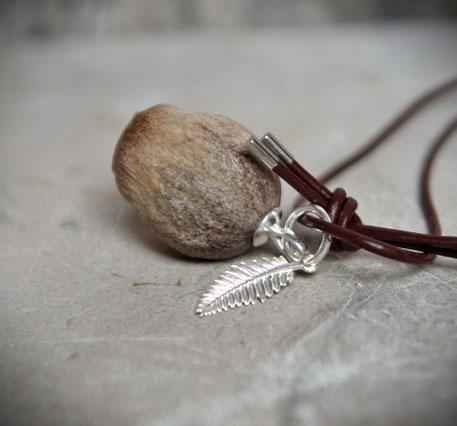 Eukalyptus-Anhänger mit 925 Silber, Lederkette und feinem Charm als Naturschmuck