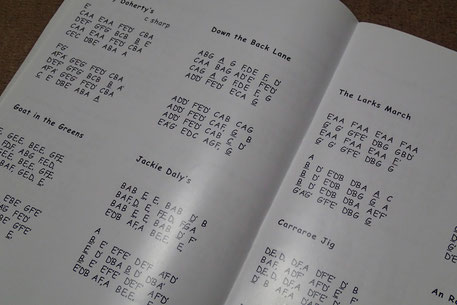 アイルランドではこのようなアルファベット表記の楽譜がよく用いられています。こちらはエニスの楽器、楽譜、CDを取り扱う「カスティーズ」が出しているオリジナル楽譜です。