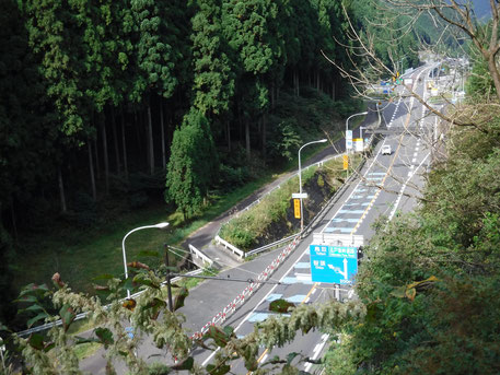 　　　　　　　　　　　　　　志戸坂トンネル上（旧道）より撮影