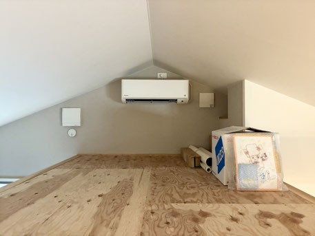 小屋裏に設置した夏用エアコン