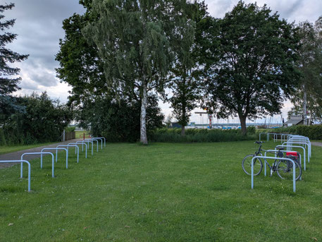 Fahrradbügel um Fahrräder anzuschließen. Nur einer ist belegt.