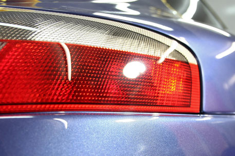 ９９６テールライトの傷消し磨き